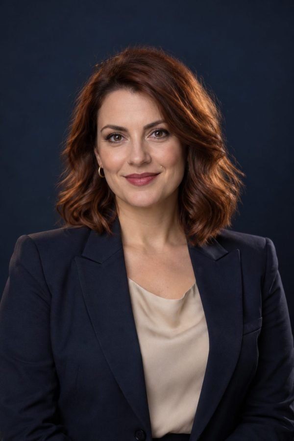 Nina Kovačević — generisani portret izmišljenog paneliste